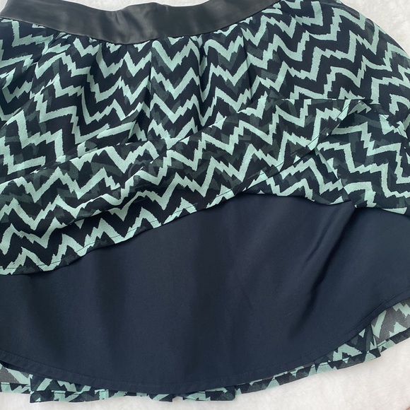 BCBGeneration chevron print mini skirt with leather detail in front - Picture 4 of 4